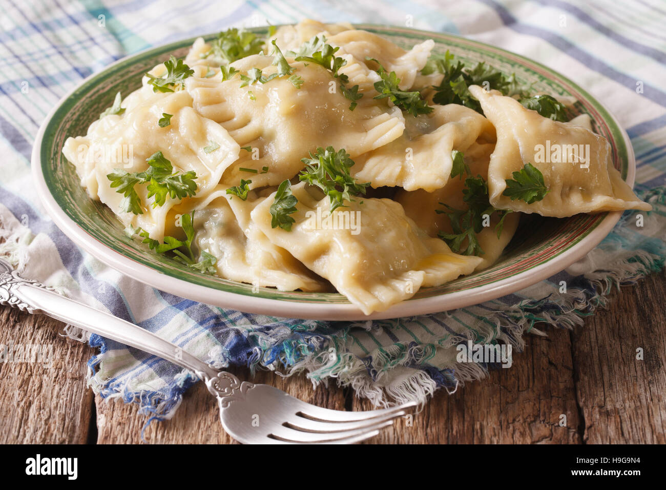 Schwäbische Küche: Maultaschen Teigtaschen gefüllt mit Fleisch und Spinat auf einen Teller Nahaufnahme. horizontale Stockfoto