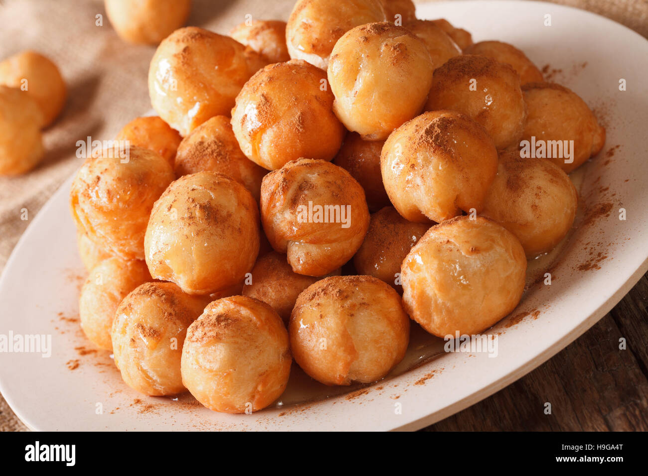 Loukoumades Krapfen mit Honig und Zimt Nahaufnahme auf einer Platte ...