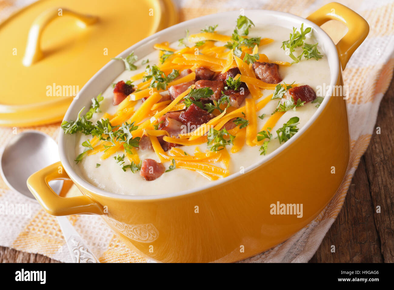 Leckere Dicke Kartoffelsuppe mit Speck und Cheddar Käse close-up auf dem Tisch. horizontale Stockfoto