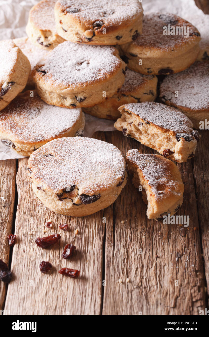 Walisische Küche: Kuchen mit Rosinen und Puderzucker Nahaufnahme auf dem Tisch. vertikale Stockfoto