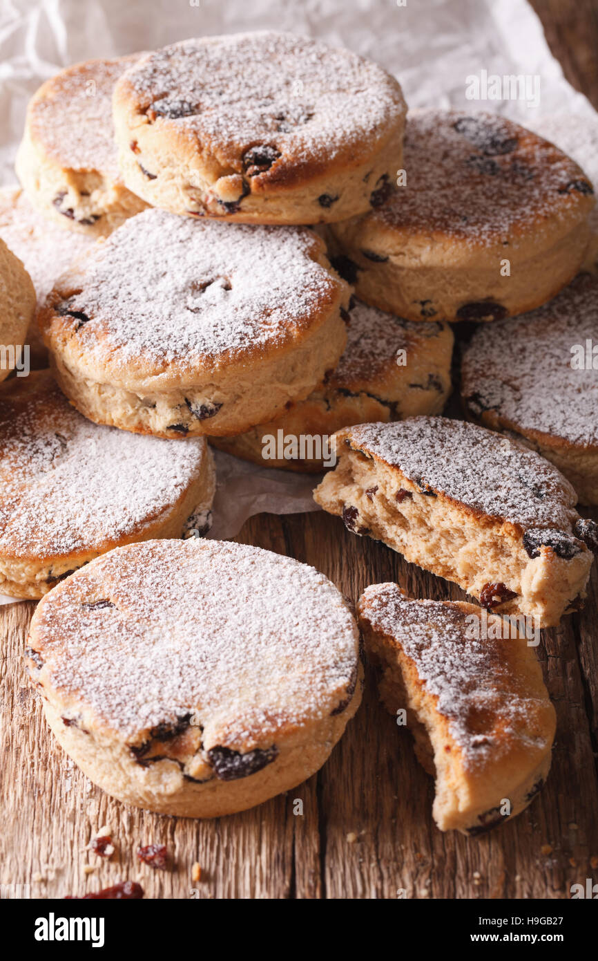 Britische Kekse: walisische Kuchen mit Rosinen und Puderzucker Nahaufnahme auf dem Tisch. Vertikal Stockfoto