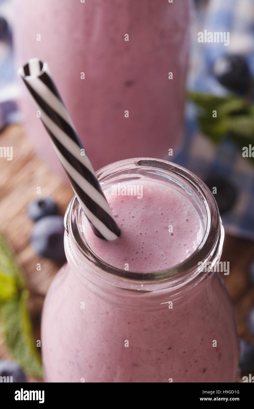 hausgemachte Blueberry Milchshake-Makro in einer Glasflasche. vertikale Stockfoto