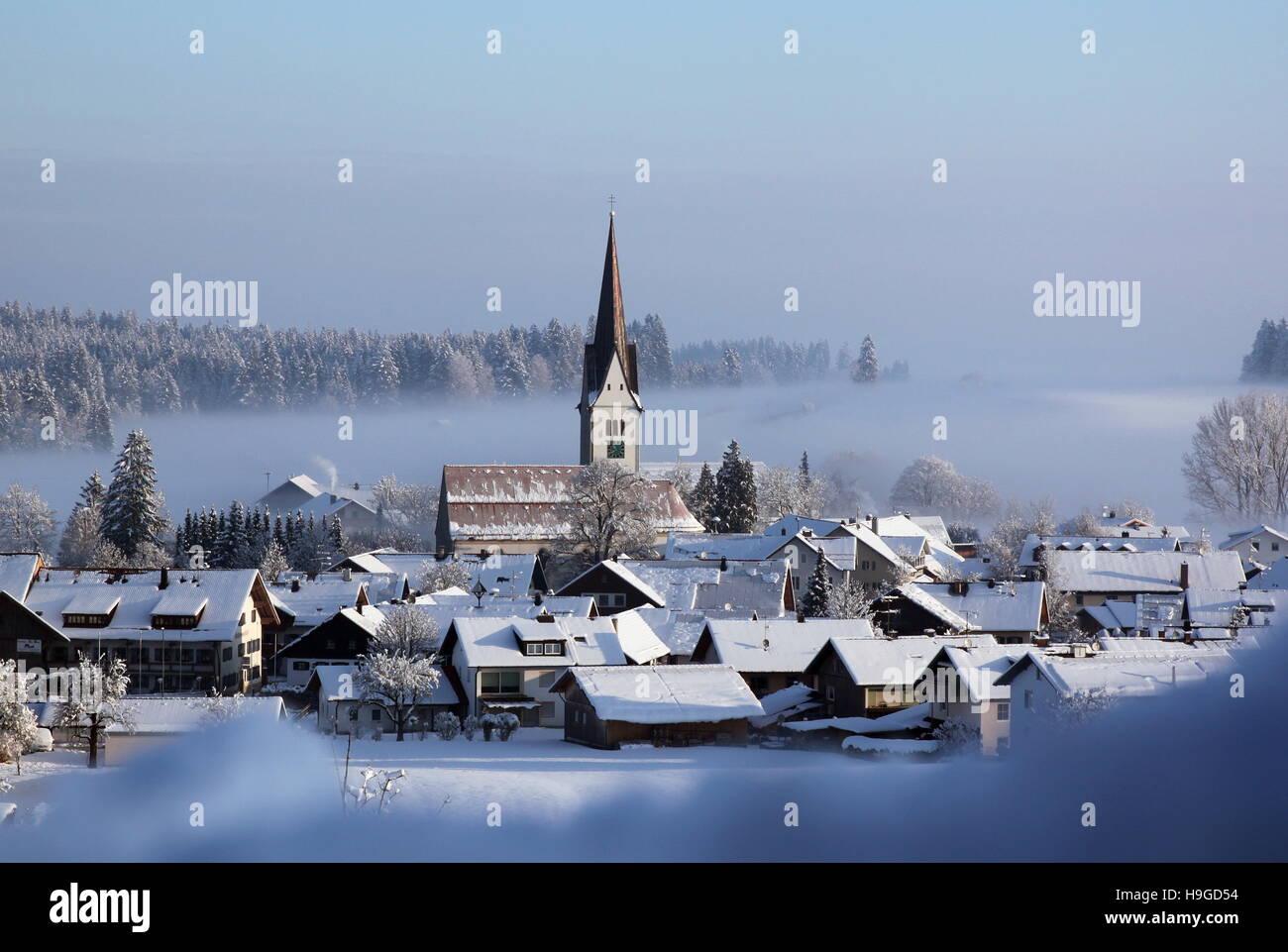 Verschneite Dorf im Allgäu Stockfoto