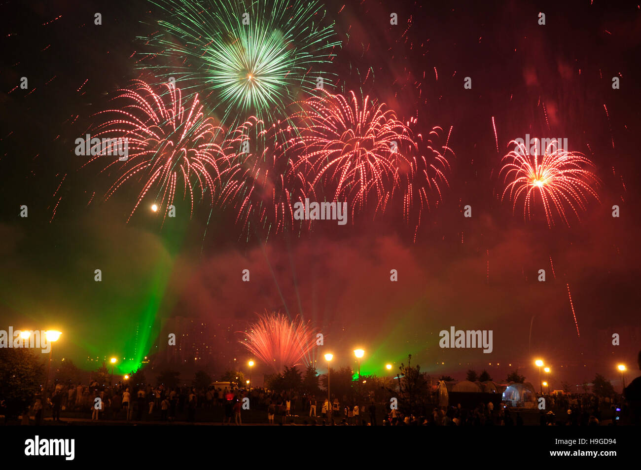 Feuerwerk und Zuschauer Stockfoto