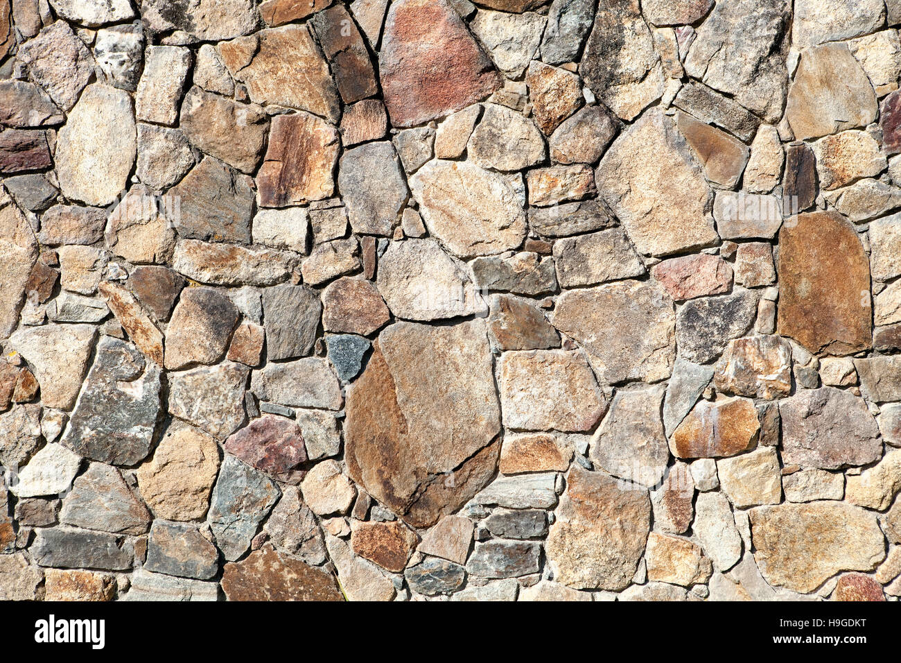 Outdoor-Wand aus ungleichmäßigen Steinen Stockfoto