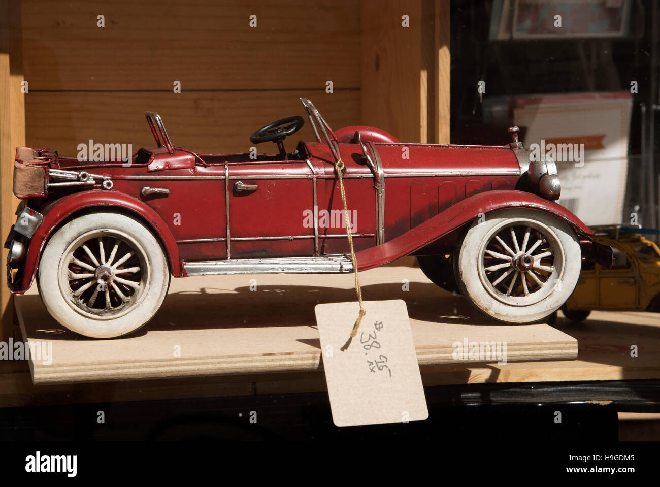 Ein rotes Spielzeugauto auf den Verkauf in einem Schaufenster in Florida USA Stockfoto