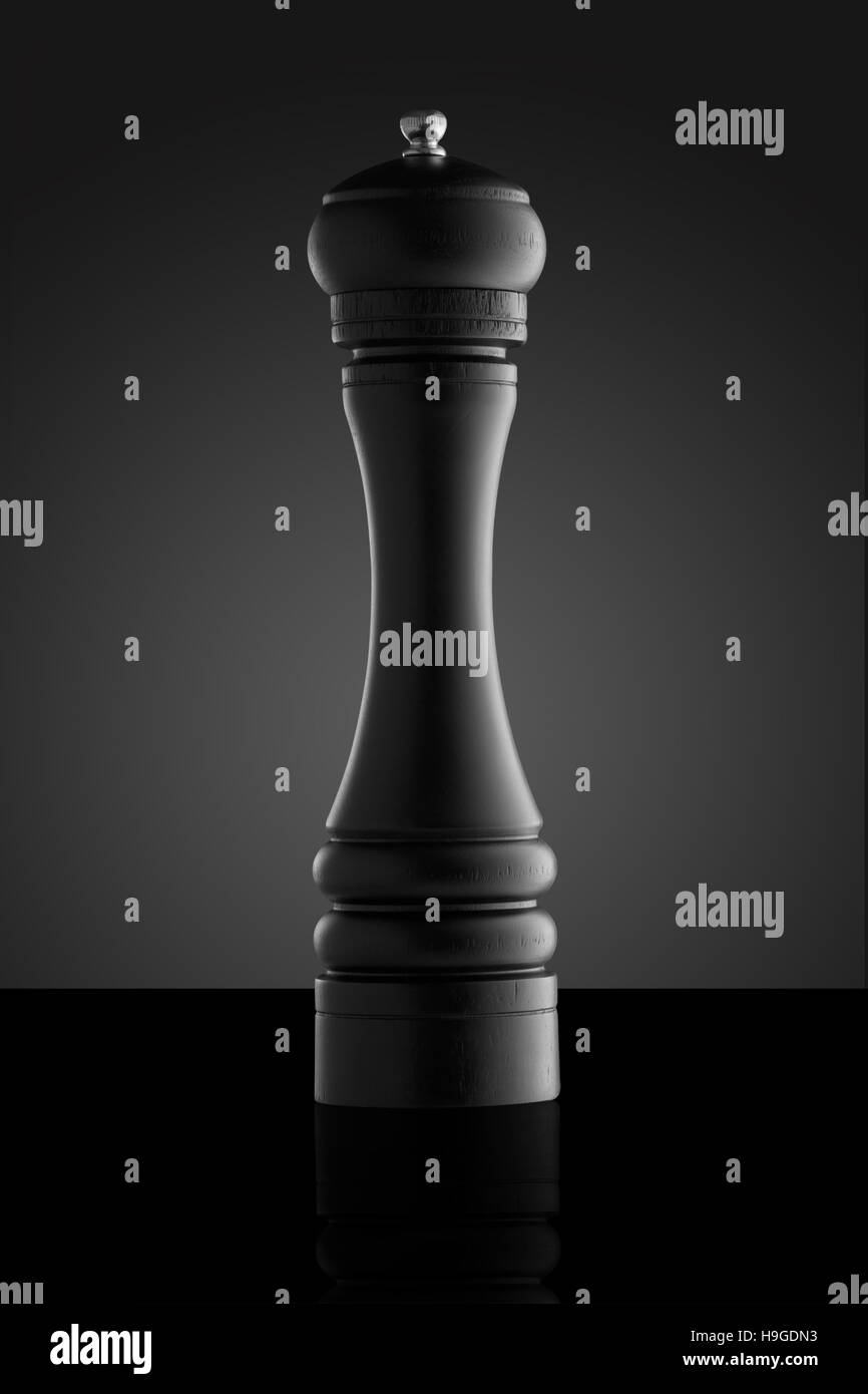 Schwarzen Pfeffermühle auf schwarzem Hintergrund isoliert Stockfoto