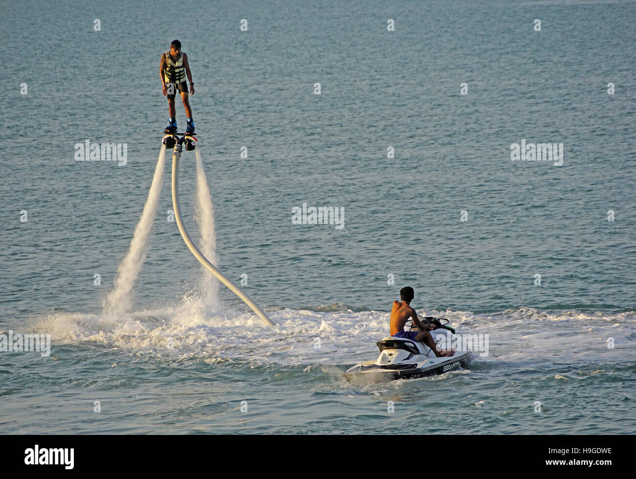 Stehen Sie auf, Jet-Ski Orange Wave Wassersport am Strand von Bophut Fishermans Village, Koh Samui, Thailand. Stockfoto