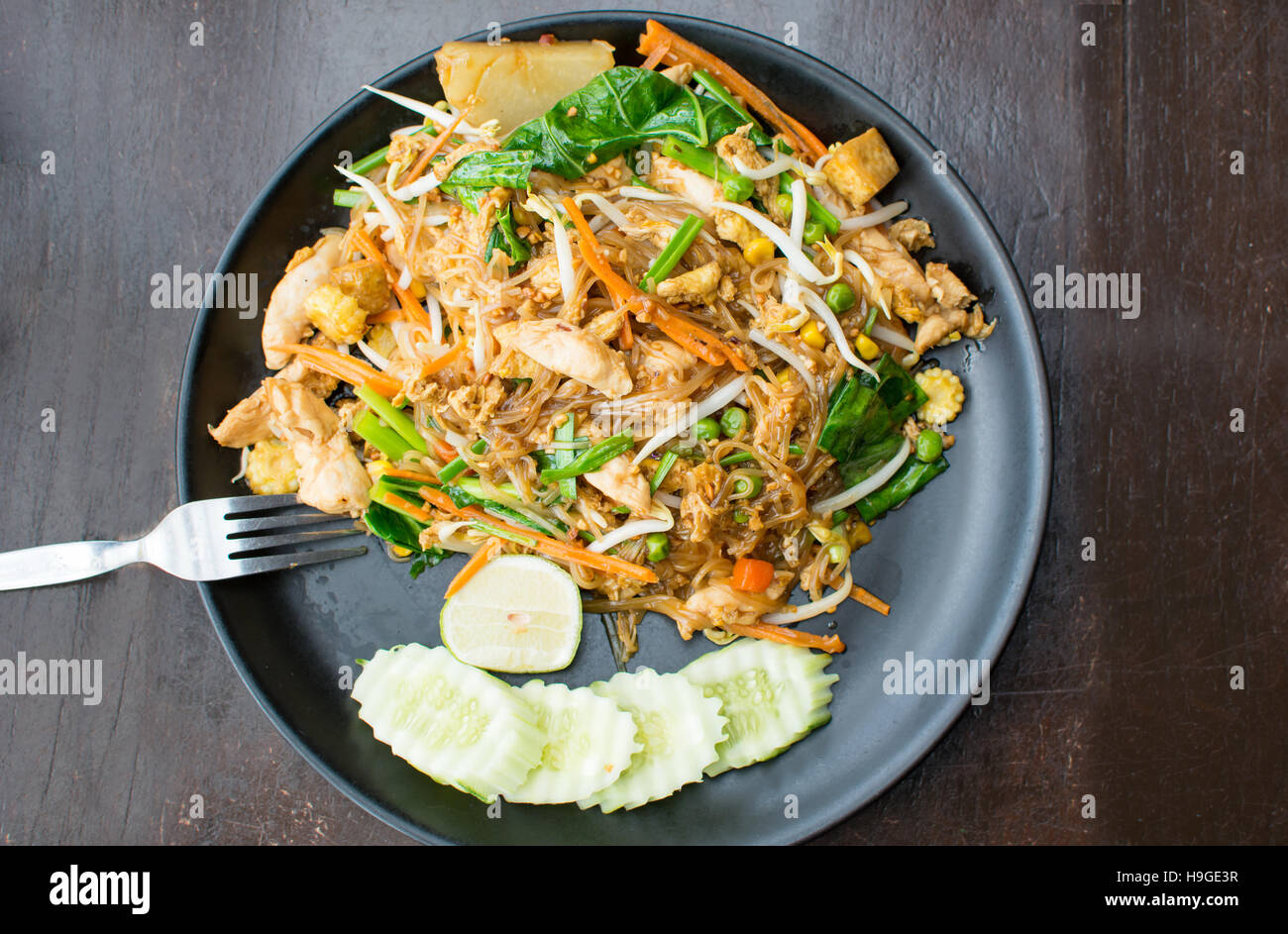 Pad Thai Essen serviert auf einer schwarzen Platte Stockfoto