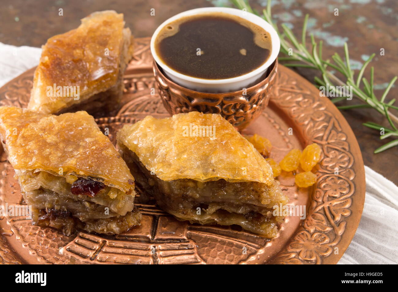 Hausgemachte Baklava Dessert auf eine Kupferplatte Stockfoto