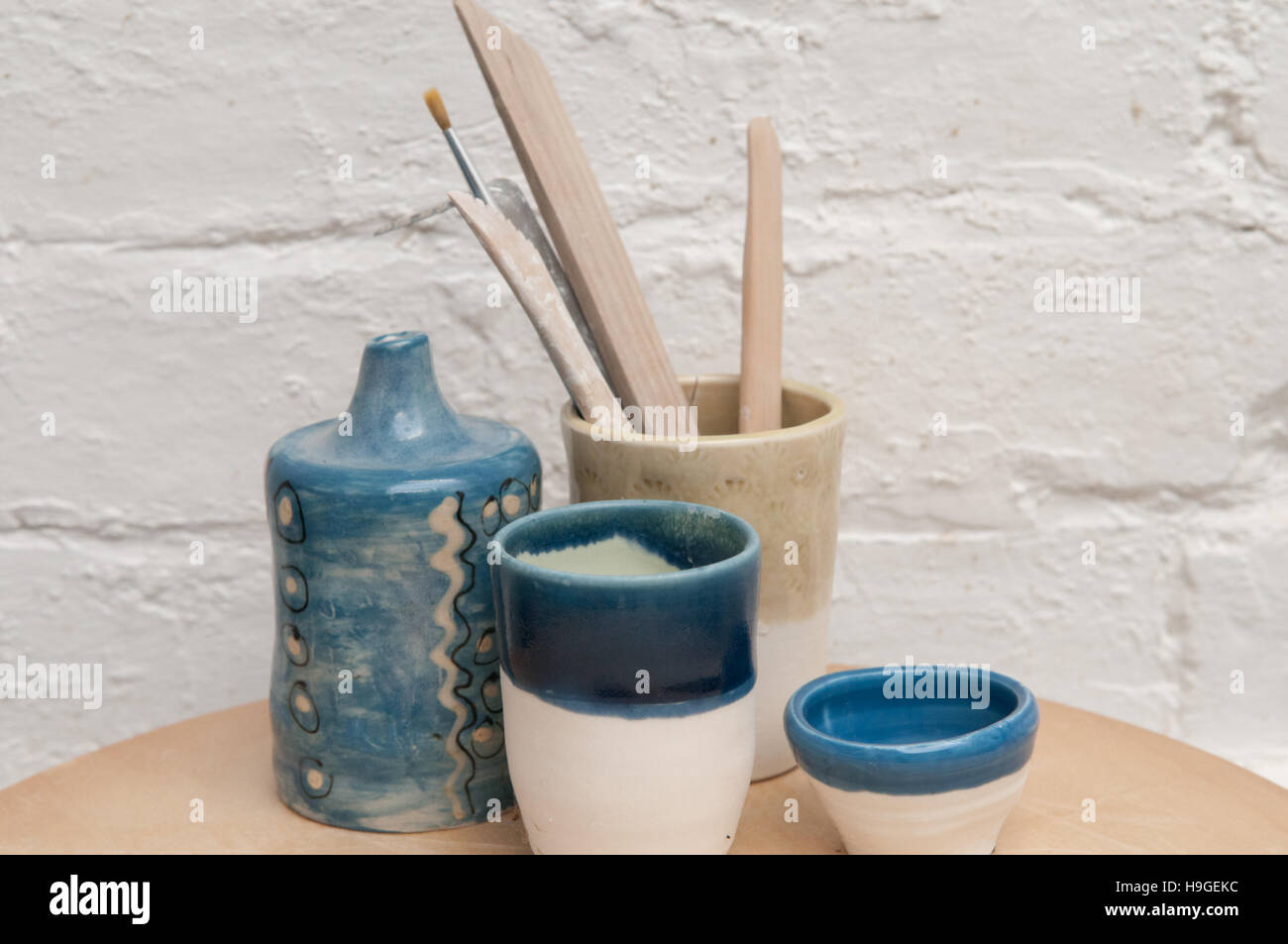 Handgemachte Keramik Produkte Displays auf einem Holztisch von oben gesehen Stockfoto