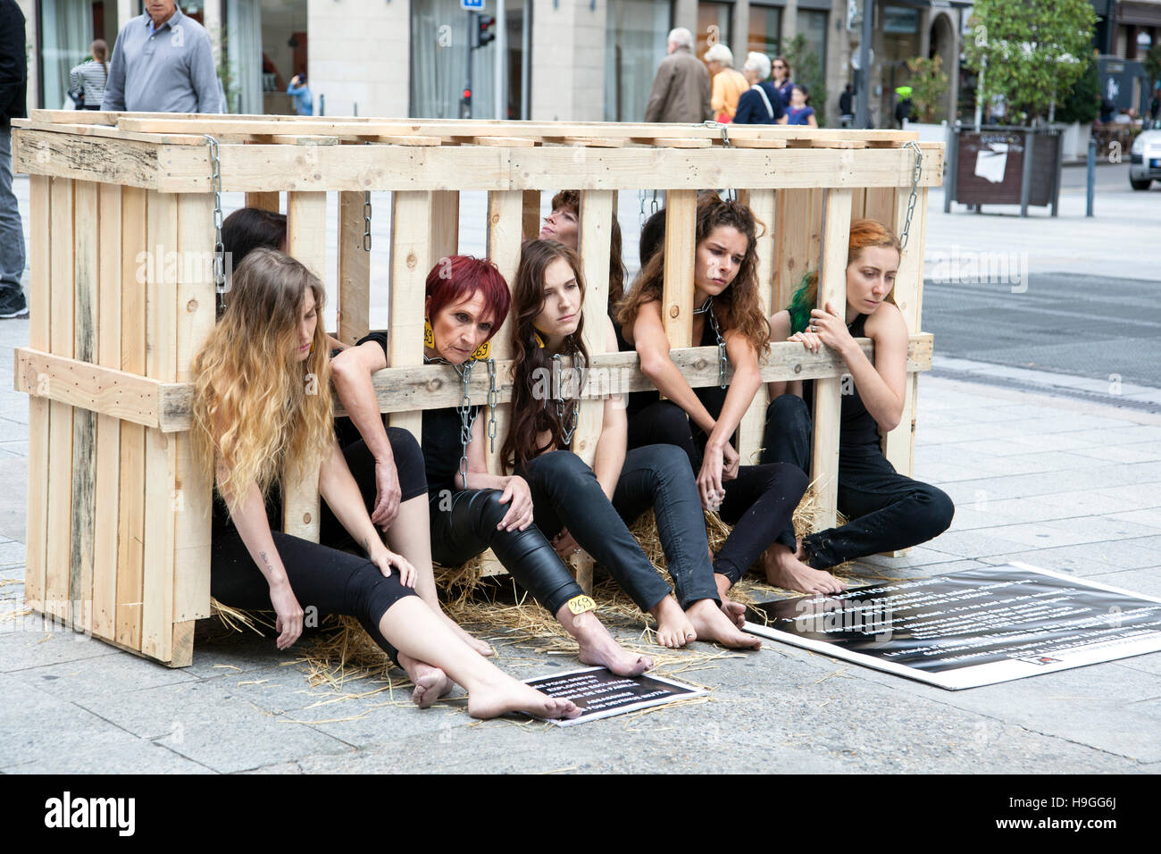 17. September 2016 - Lyon, Frankreich - Frauen in einen hölzernen Käfig protestieren gegen Tierquälerei gesperrt Stockfoto