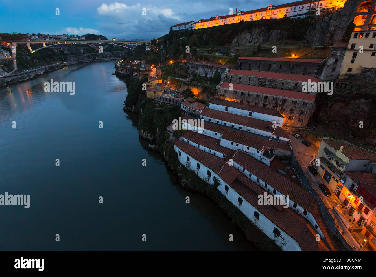 Nacht Blick auf die Ufer des Flusses Dora, Porto, Portugal. Stockfoto