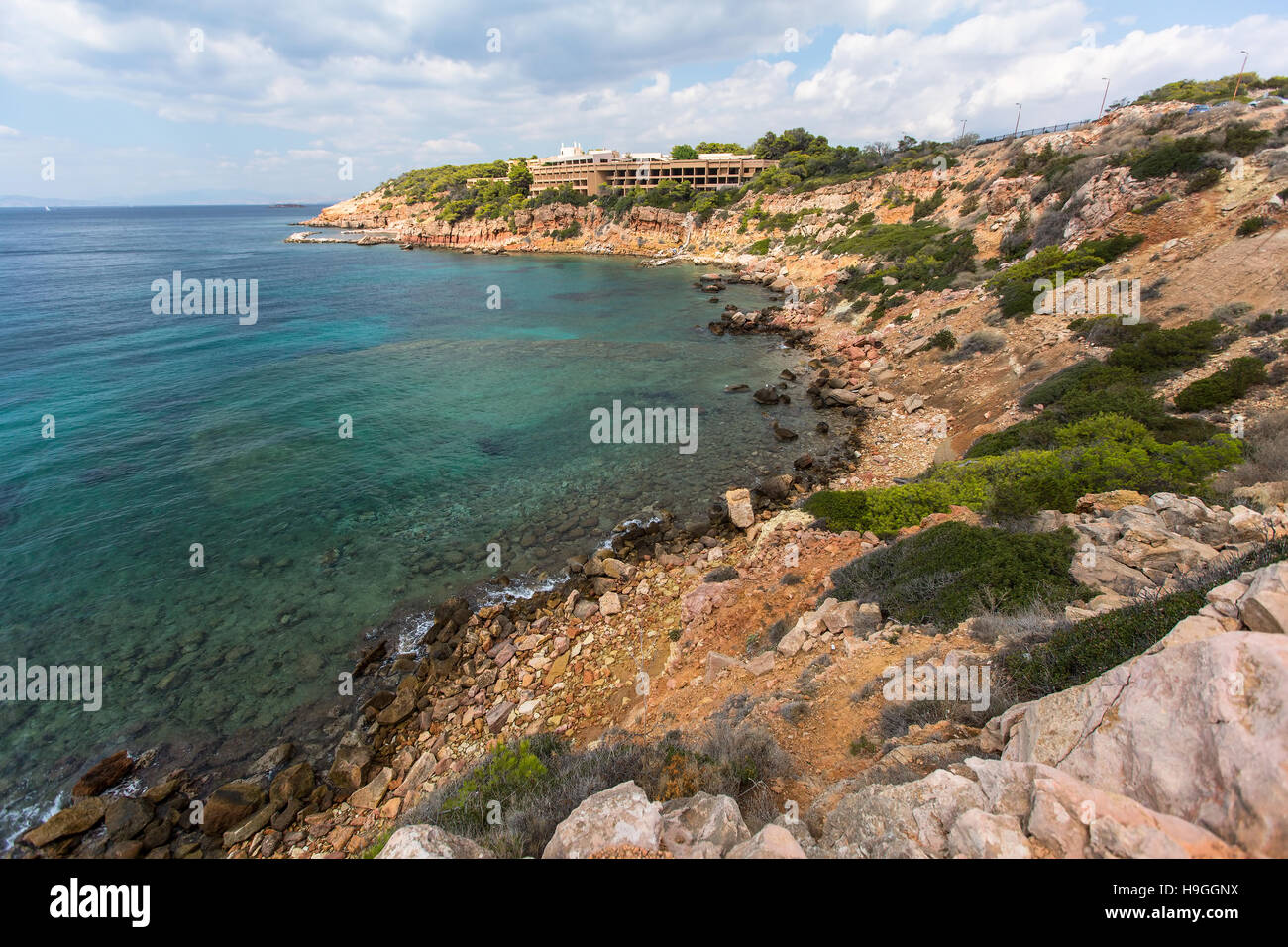 Felsige Küste in der Nähe von Athen, Ägäis, Griechenland. Stockfoto