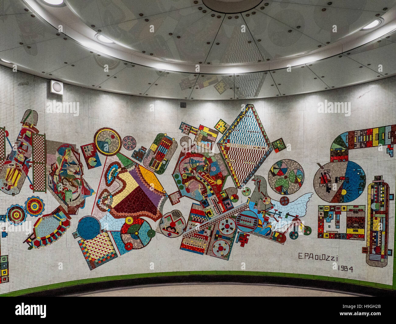 Mosaiken von Eduardo Paolozzi in u-Bahnstation Tottenham Court Road, London, UK restauriert. Stockfoto