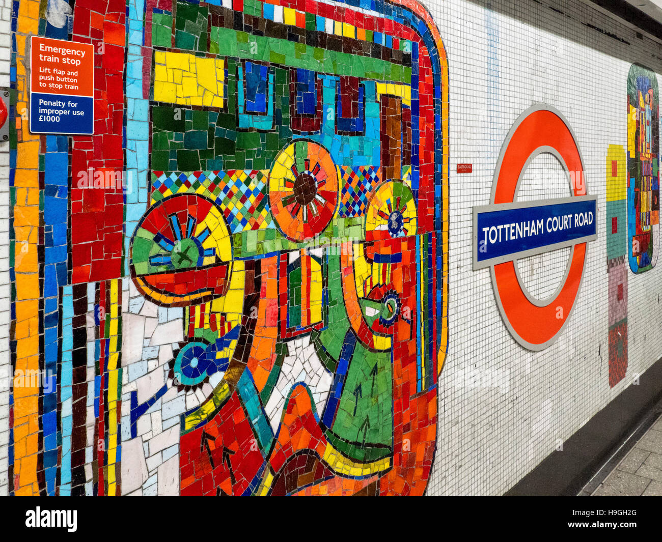 Mosaiken von Eduardo Paolozzi in u-Bahnstation Tottenham Court Road, London, UK restauriert. Stockfoto