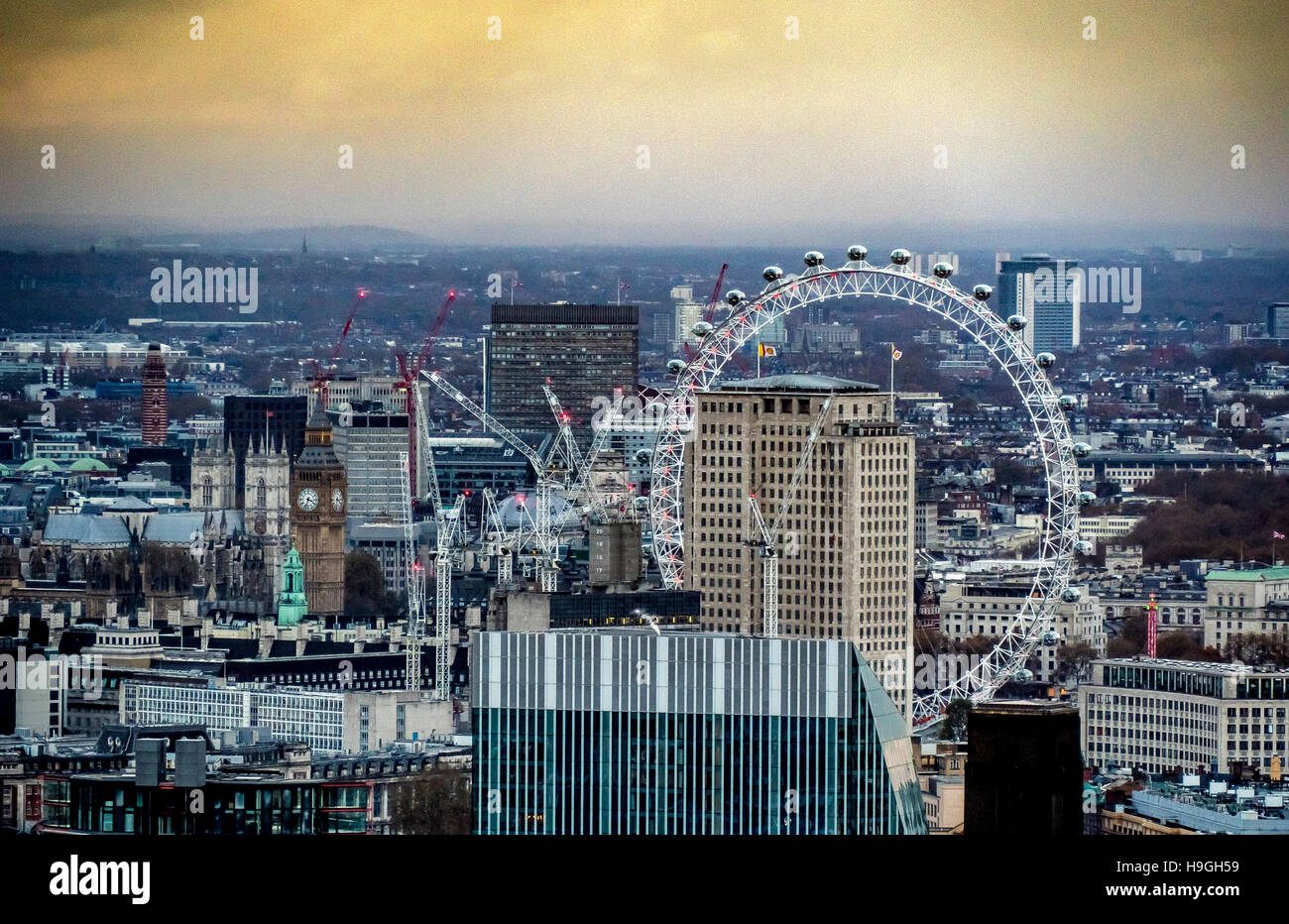 Skyline von London mit dem London Eye, Big Ben und Westminster Abbey Stockfoto