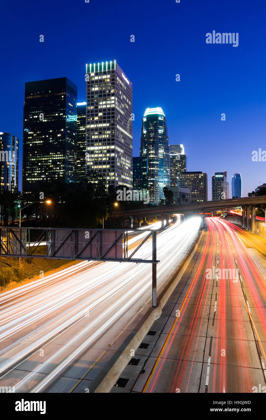 Verkehr durch Los Angeles bei Nacht Stockfoto