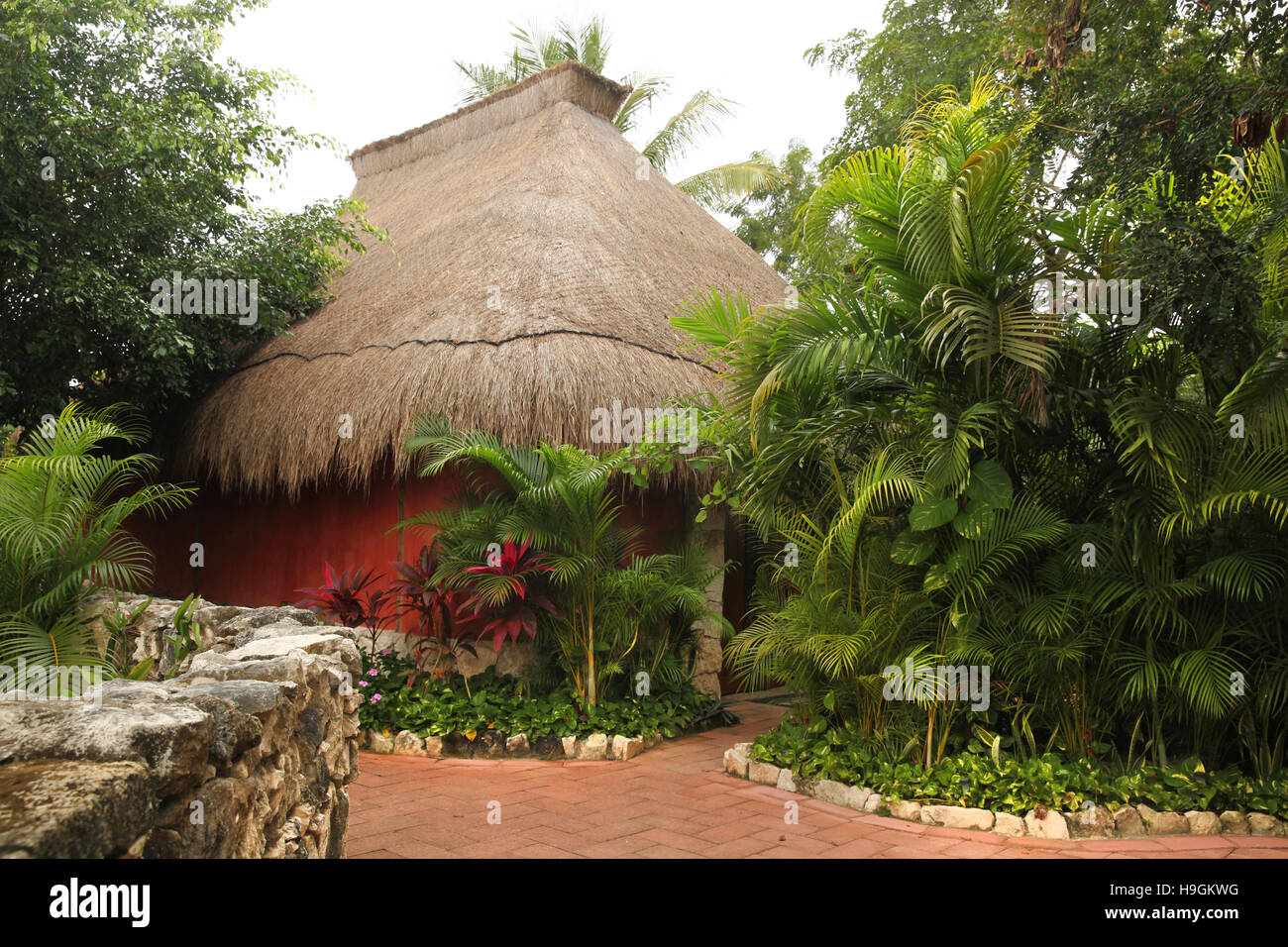 Urige Hütte oder Haus aus natürlichen Materialien hergestellt & Strohdach, Cozumel, Halbinsel Yucatan, Quintana Roo, Mexiko. Stockfoto