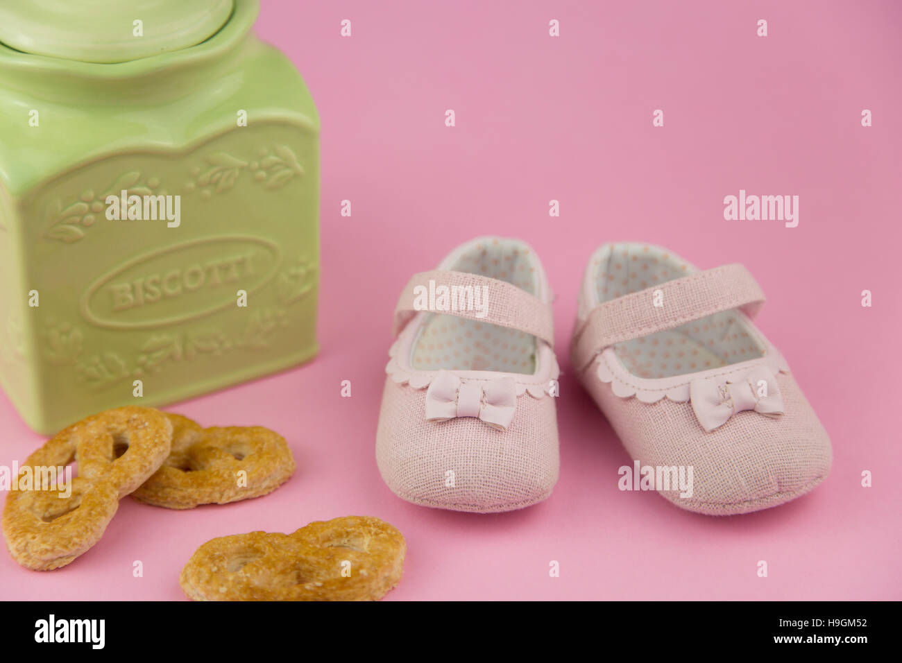 Porträt im provenzalischen Stil von ein paar kleinen Mädchen Schuhe Stockfoto