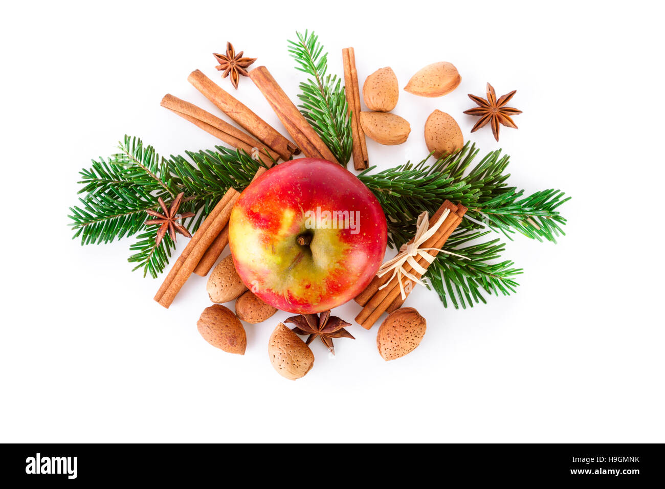 Weihnachten-Komposition mit roten Apfel und Winter Gewürze auf weiß. Ansicht von oben. Stockfoto