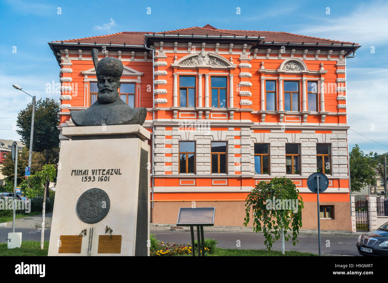 Mihai Viteazul (Michael der Tapfere) Büste vor dem historischen Gebäude der Mures County Hospital Clinic in Targu Mures, Szekely Land, Transsilvanien, Rumänien Stockfoto