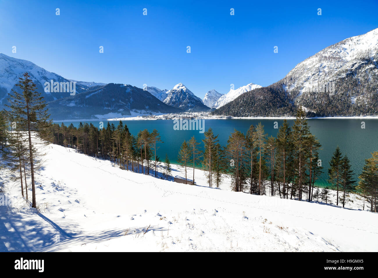 Idyllische Schneelandschaft mit Berg-See, Achenlake, Achensee, Österreich, Tirol. Stockfoto