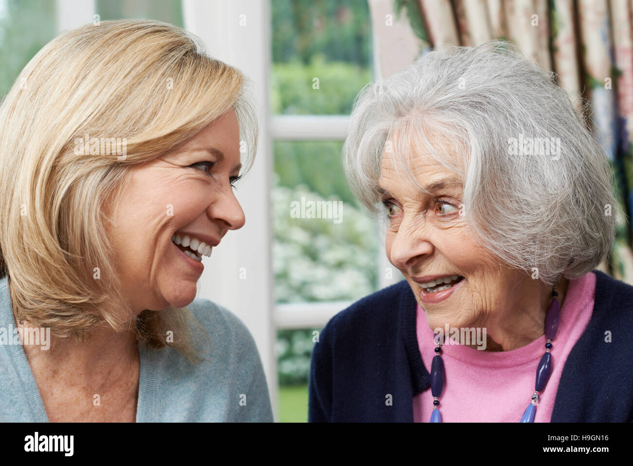 Senior-Mutter und Erwachsene Tochter miteinander reden Stockfoto