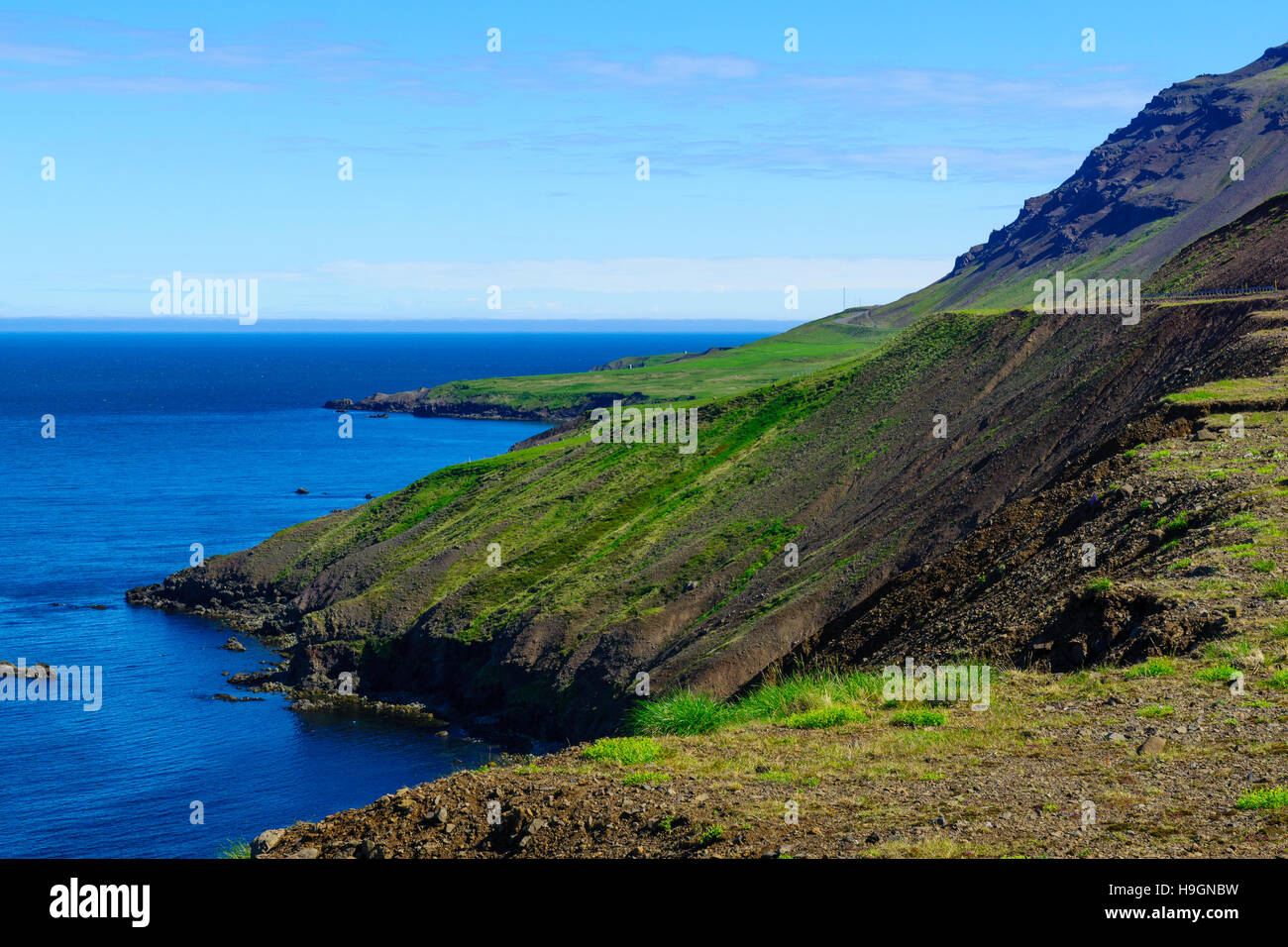 Blick auf Landschaft und Küste entlang Straße 76 in Nordisland Stockfoto