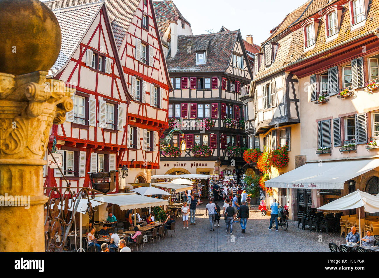 Colmar, landschaftlich malerische Stadt, auf die landschaftlich schöne Strecke der Rebe Elsass, Elsass, Frankreich Stockfoto Colmar, landschaftlich malerische Stadt, auf die landschaftlich schöne Strecke der Rebe Elsass, Elsass, Frankreich Stockfoto