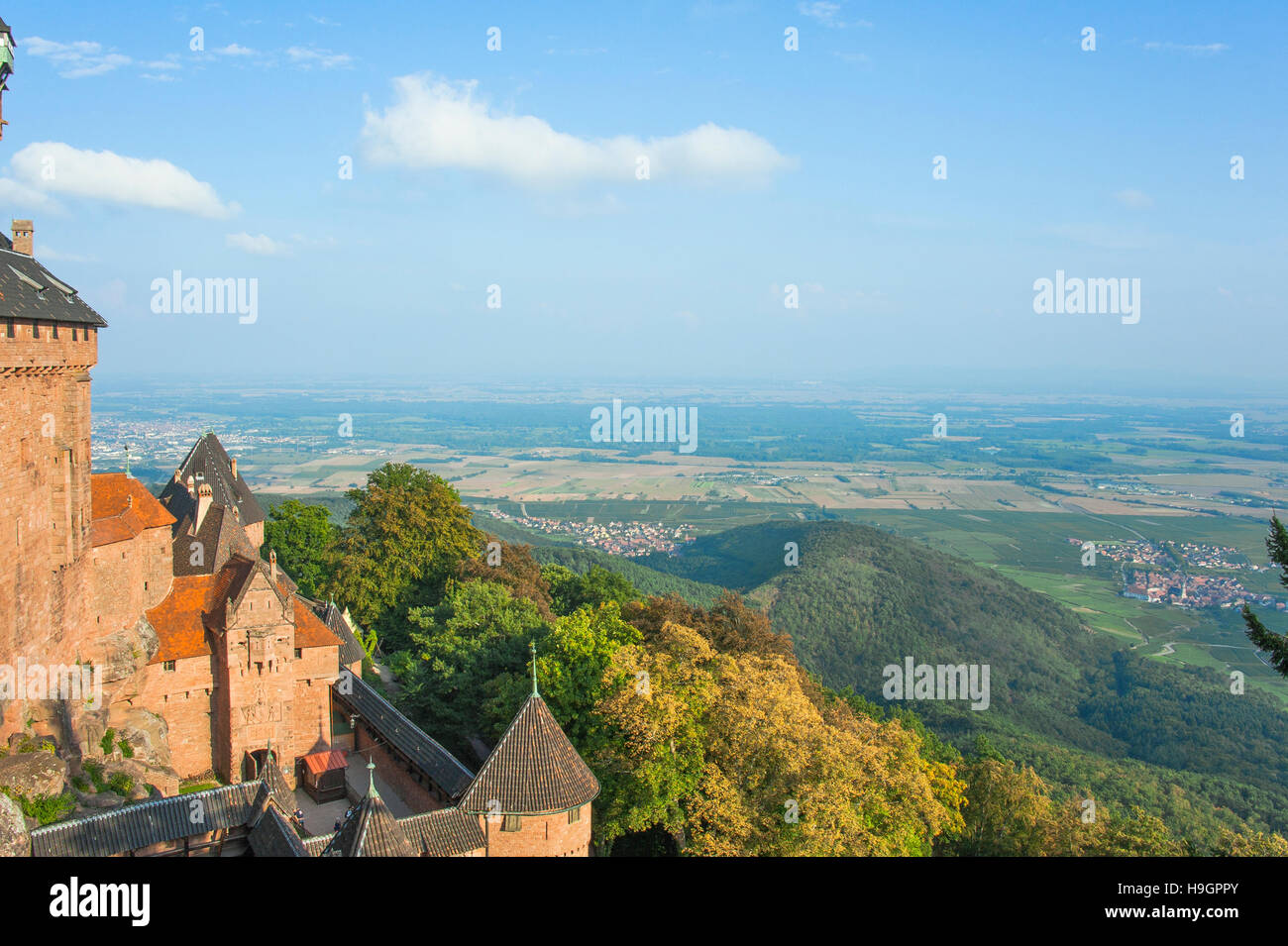 Burg Haut-Königsberg mit Panoramablick, Burg des Mittelalters, umgebaut im romantischen Architektur, Elsass, Frankreich Stockfoto