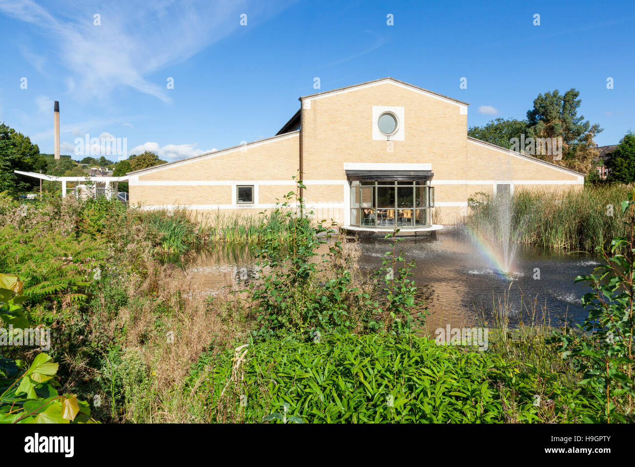 Djanogly Kunstgalerie mit Teich und Springbrunnen, Teil des Lakeside Arts Centre, Nottingham, England, UK Stockfoto