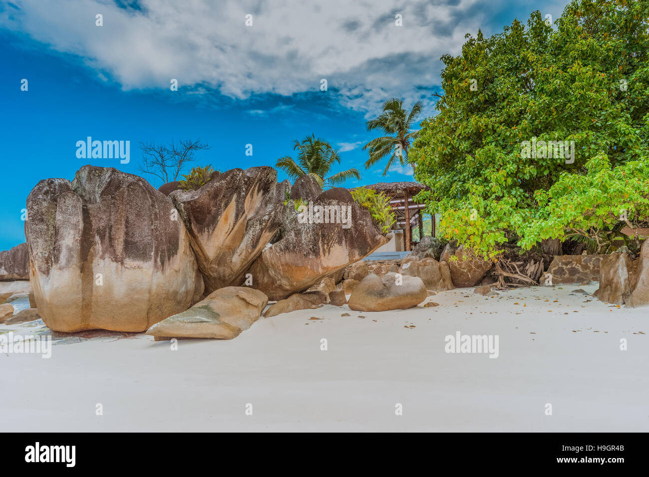 Saubere klare weiße Strände der Seychellen-Insel Stockfoto