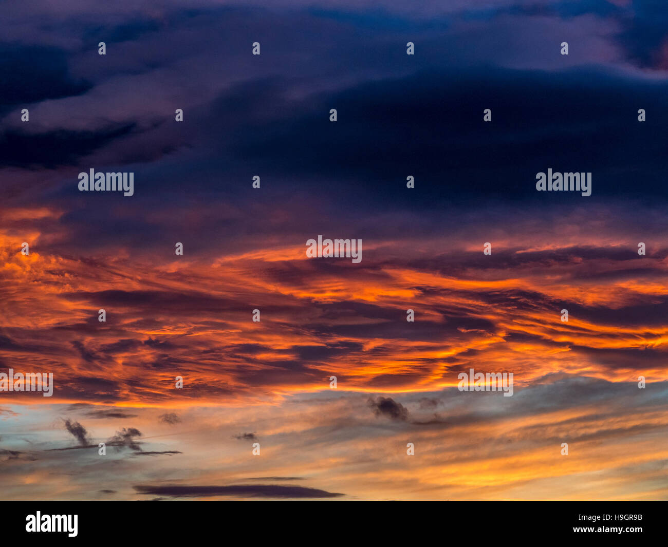 Dramatischen Sonnenuntergang Himmel Stockfoto