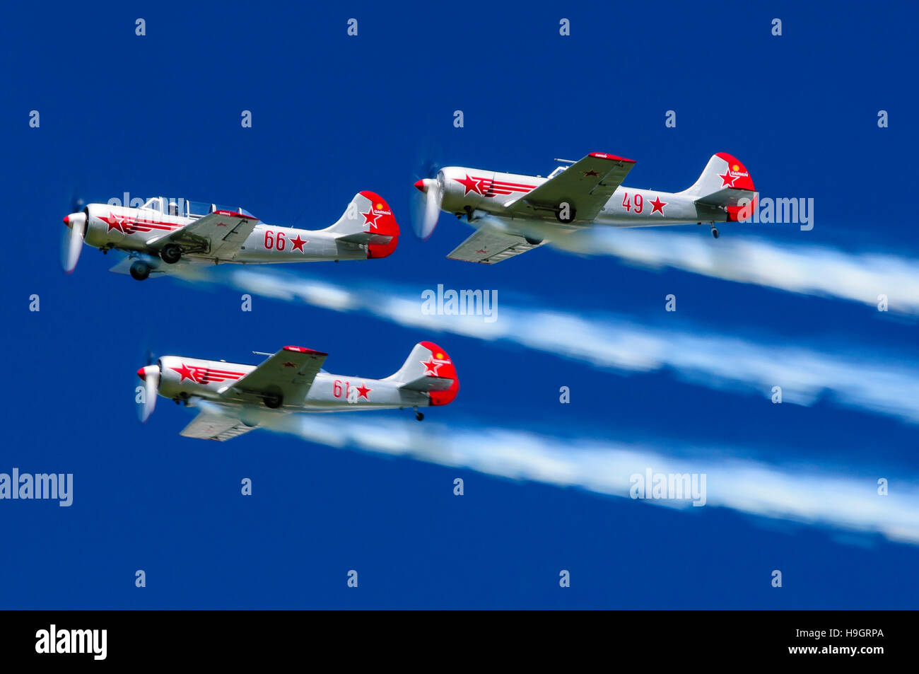 Drei Pilatus P2 WW2 Ära Training Flugzeuge fliegen in Formation mit Rauch Trails. Stockfoto