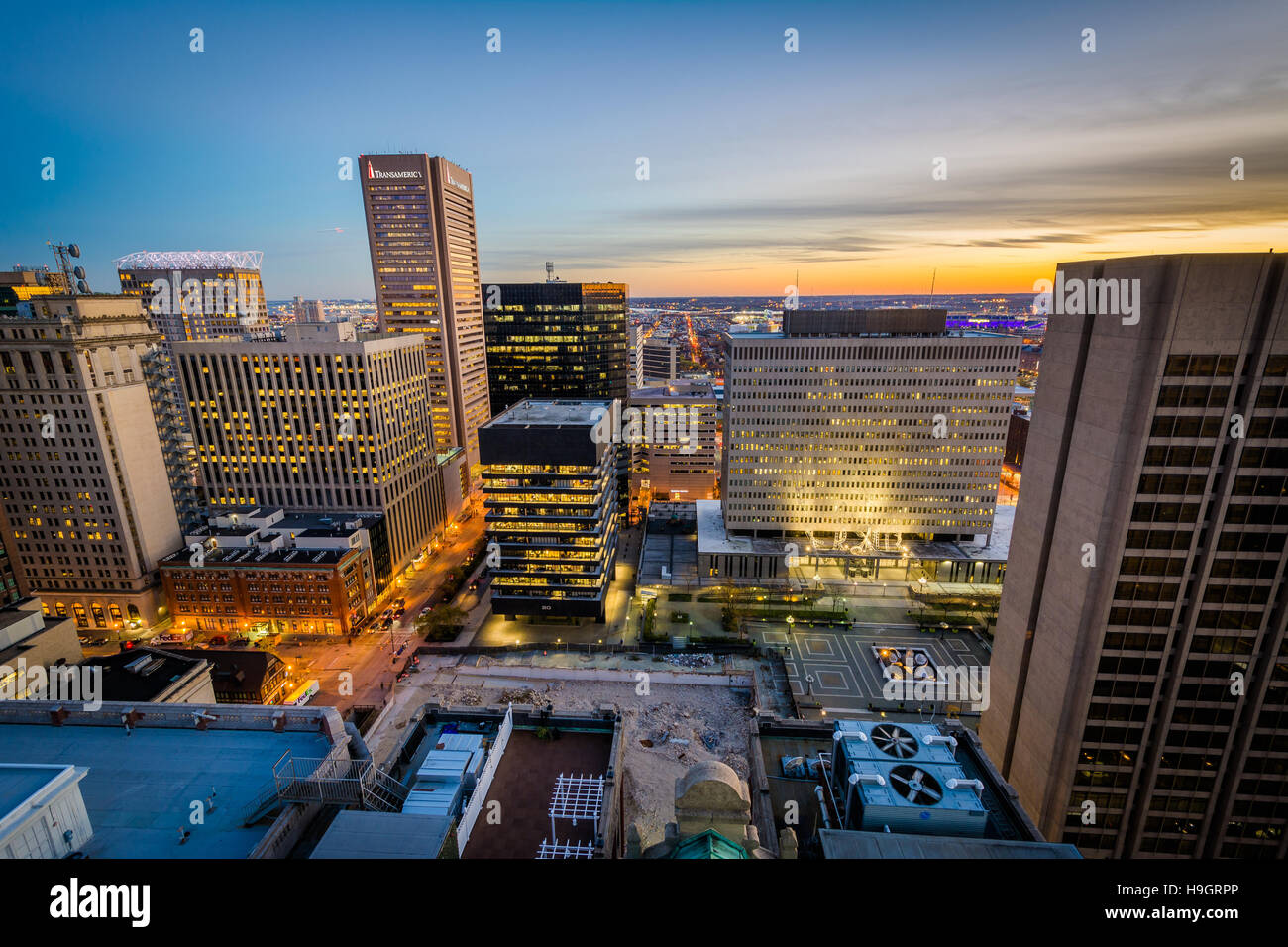 Aussicht auf die Innenstadt bei Sonnenuntergang in Baltimore, Maryland. Stockfoto