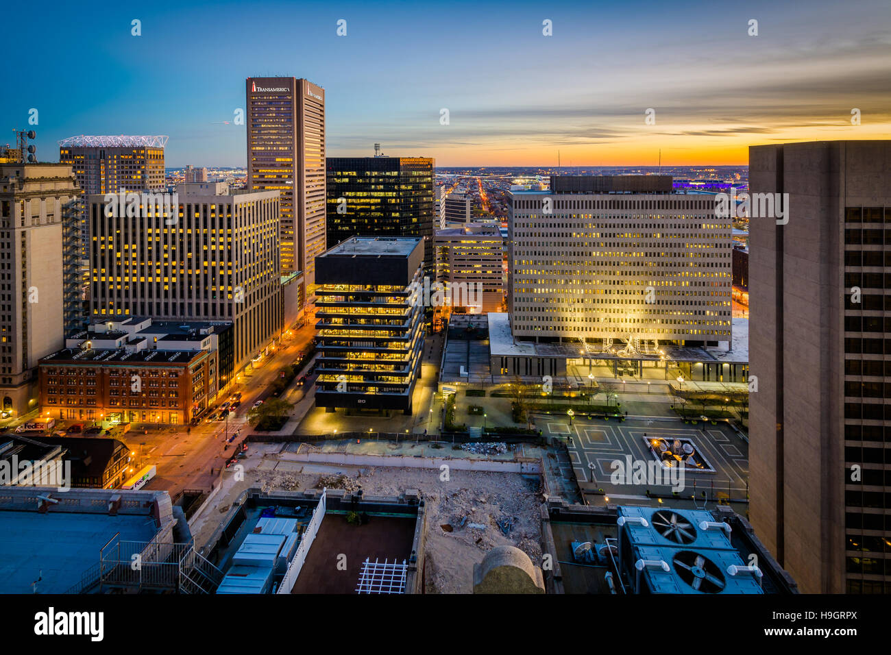 Aussicht auf die Innenstadt bei Sonnenuntergang in Baltimore, Maryland. Stockfoto