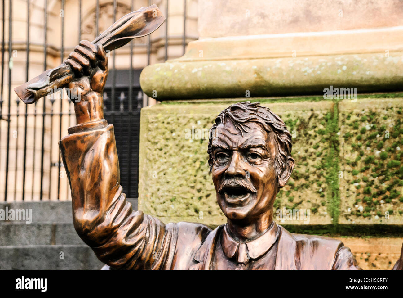 Bronzestatue des "The Speaker" bei Speakers' Corner von Künstler Gareth Knowles, Custom House Square, Belfast, Nordirland. Stockfoto