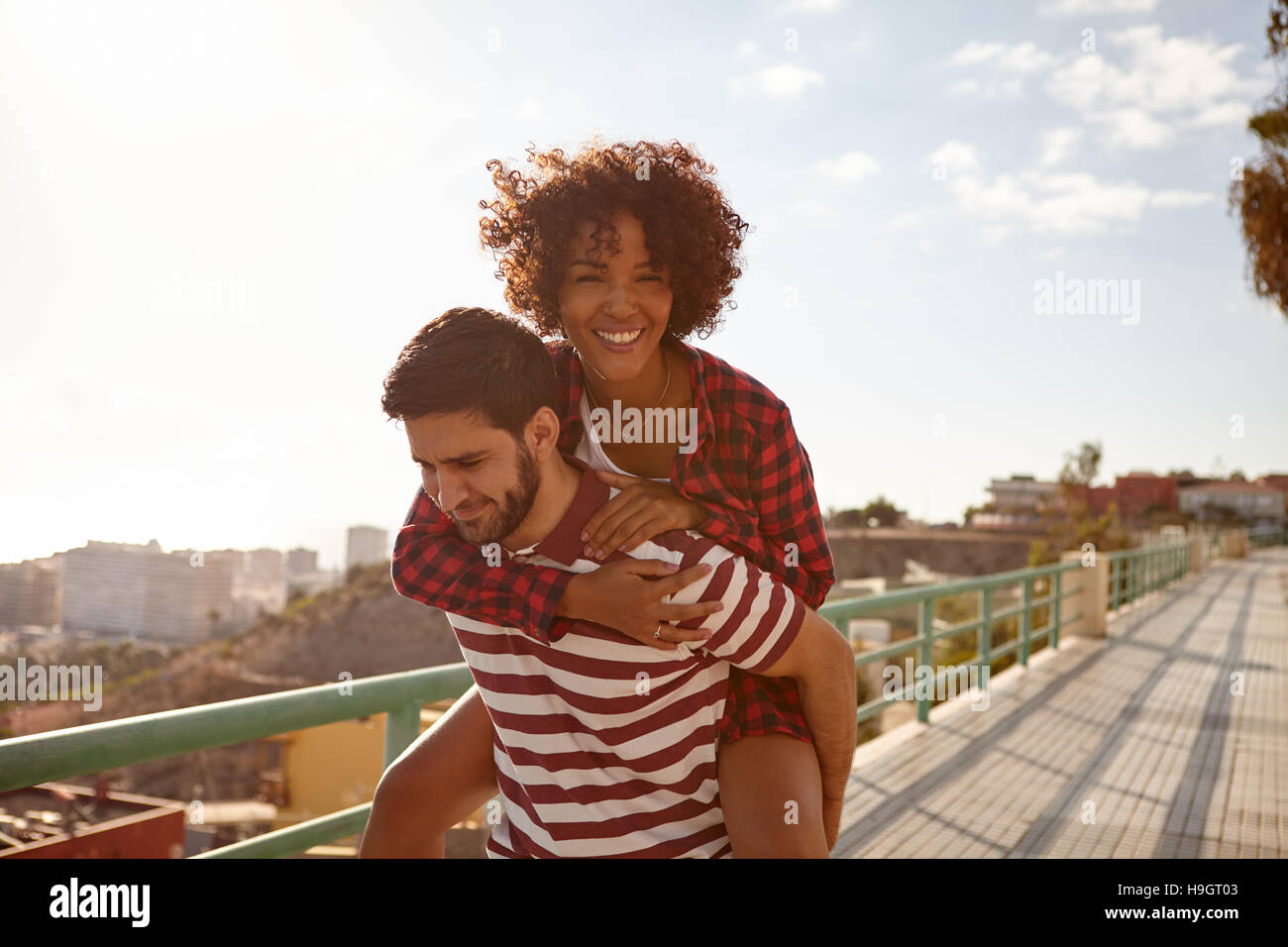 Hand um schulter -Fotos und -Bildmaterial in hoher Auflösung – Alamy