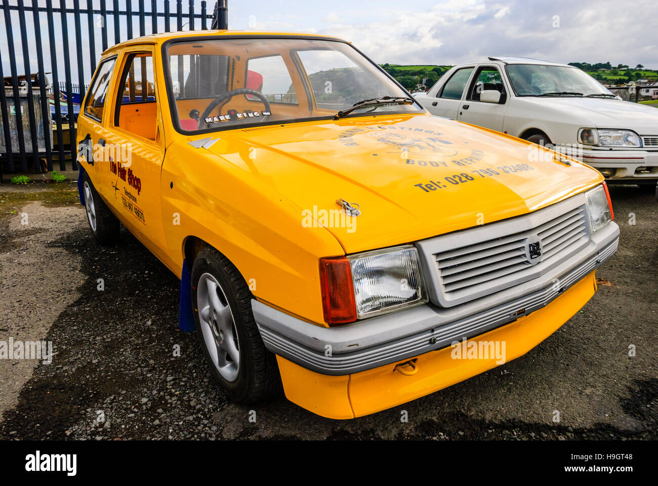 Gelbe Vauxhall Nova umgewandelt für Rallycross/Speedwayrennen Stockfoto