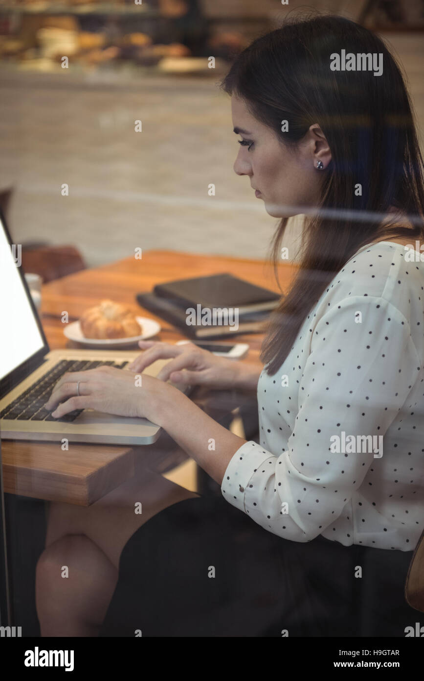 Geschäftsfrau mit Laptop im café Stockfoto