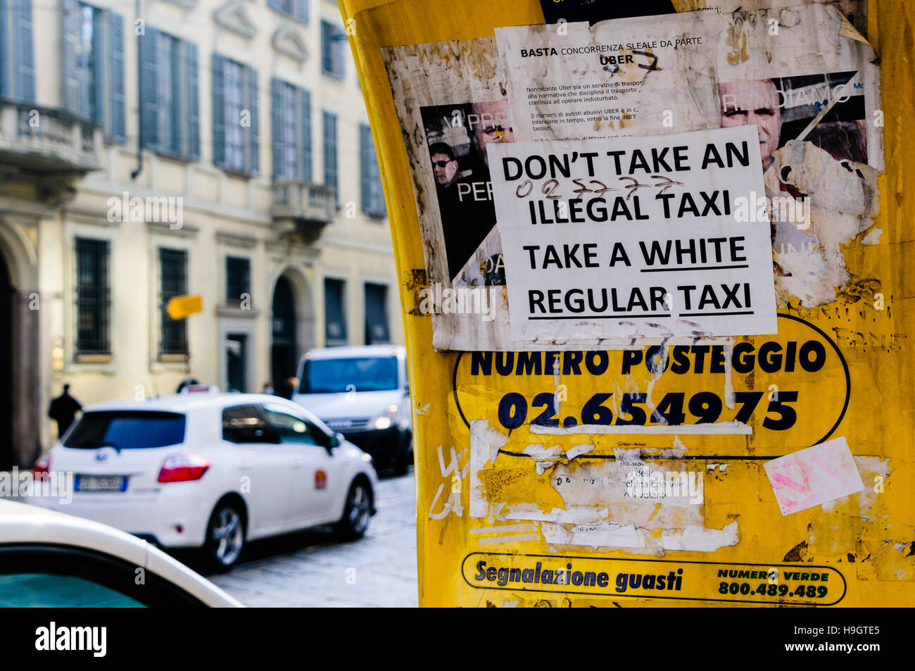 Beachten Sie Warnung Menschen (vor allem Touristen) nicht zu einem illegalen Taxis zu nehmen, sondern ein offizielles weißen Taxi (zwei hinter) verwenden Stockfoto