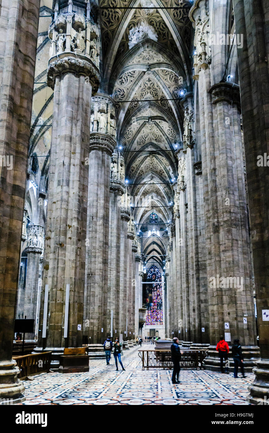 Hohen Säulen hält das Gewölbe des Duomo Milano (Mailand Kathedrale), Italien. Stockfoto
