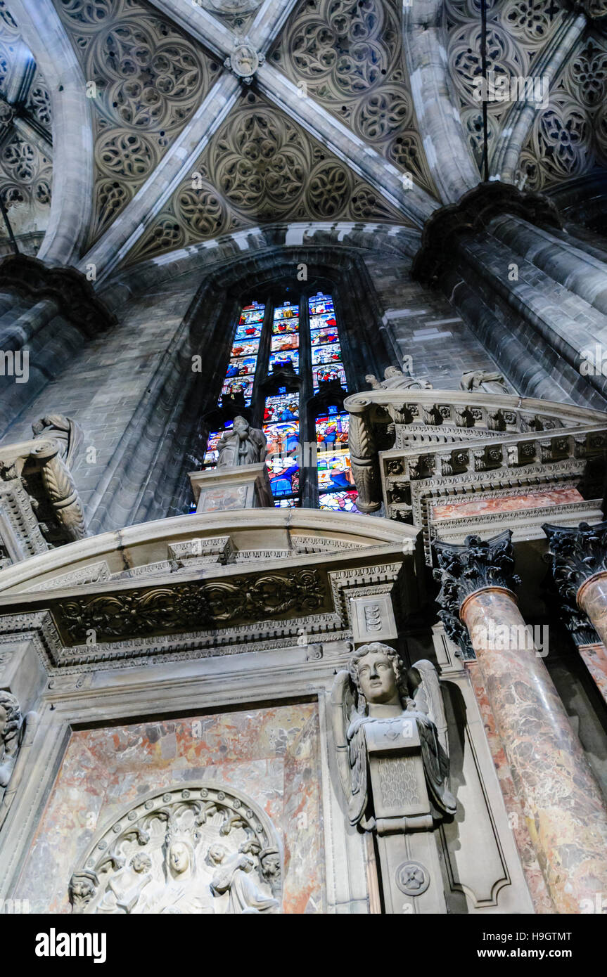 Kunstvollen Schnitzereien und Glasfenster in der Duomo Milano (Mailand Kathedrale), Italien Stockfoto