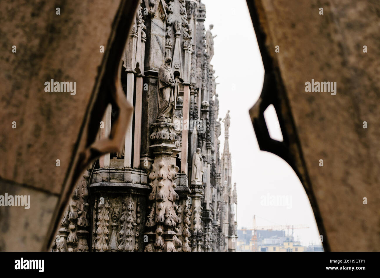 Kunstvoll geschnitzten Mauerwerk auf dem Dach des Duomo Milano (Mailand Kathedrale), Italien Stockfoto