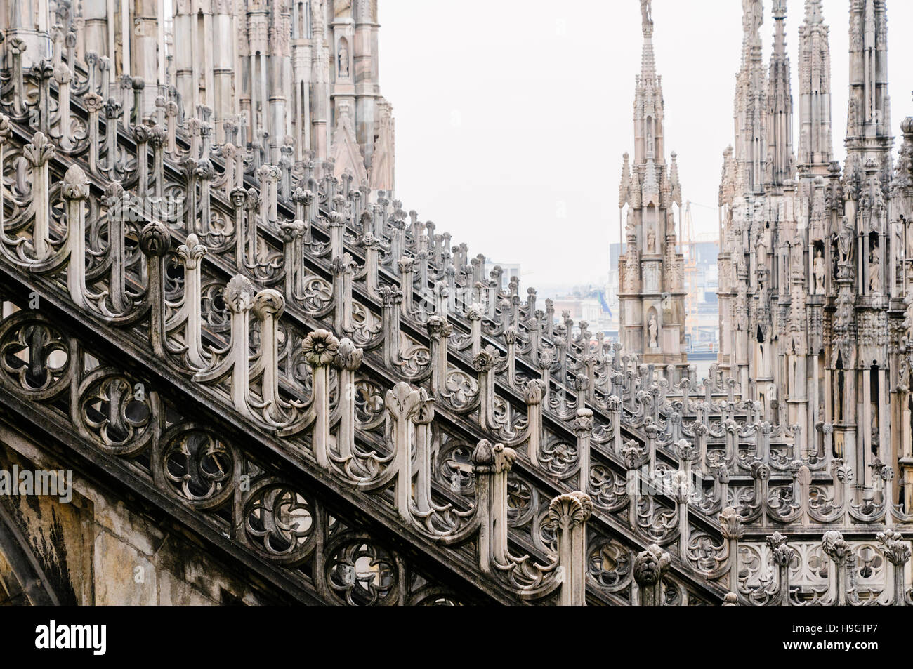 Flying buttress und kunstvoll geschnitzten Mauerwerk auf dem Dach des Duomo di Milano (Mailand), Italien Stockfoto