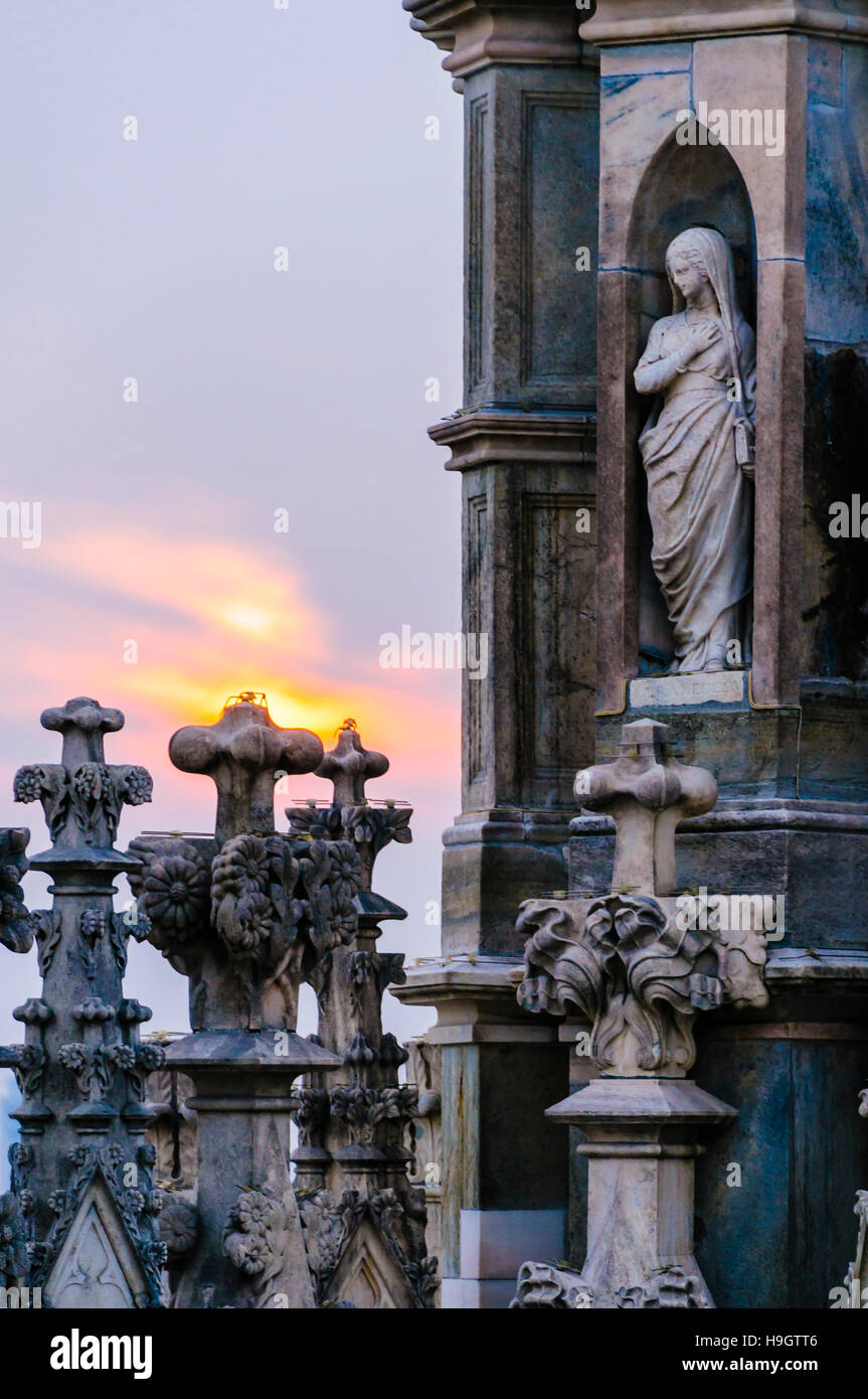 Sonnenuntergang vom Dach des Duomo Milano (Mailand Kathedrale) an einem bewölkten und regnerischen Tag. Stockfoto