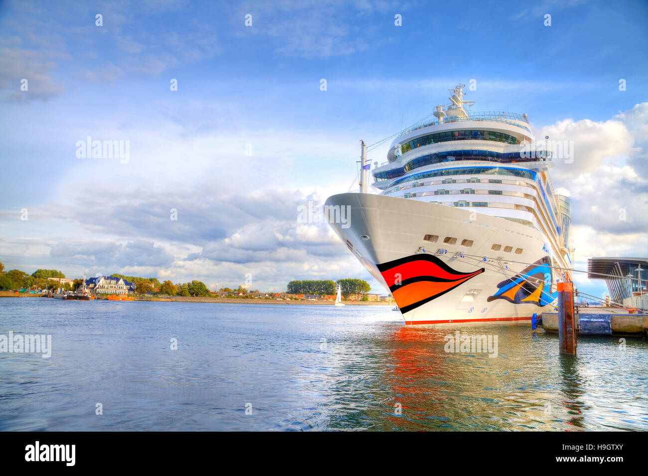 WARNEMÜNDE / Deutschland - 21. September 2013: Kreuzfahrtschiff von AIDA liegt im Hafen Warnemünde / Deutschland. AIDA Cruises ist ein amerikanisch-britischen Besitz Ger Stockfoto