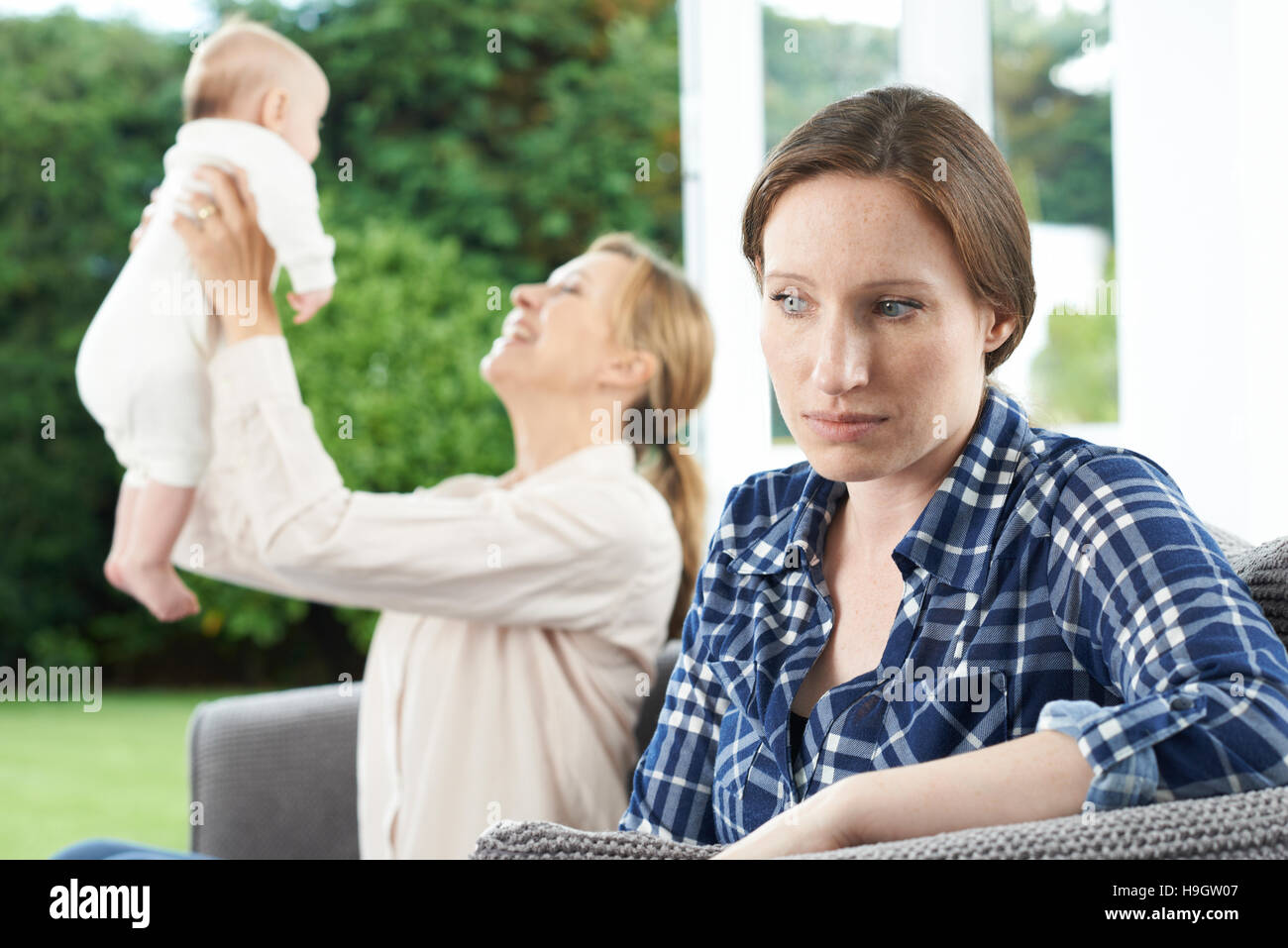 Traurige Frau eifersüchtig Freundin mit Kleinkind Stockfoto