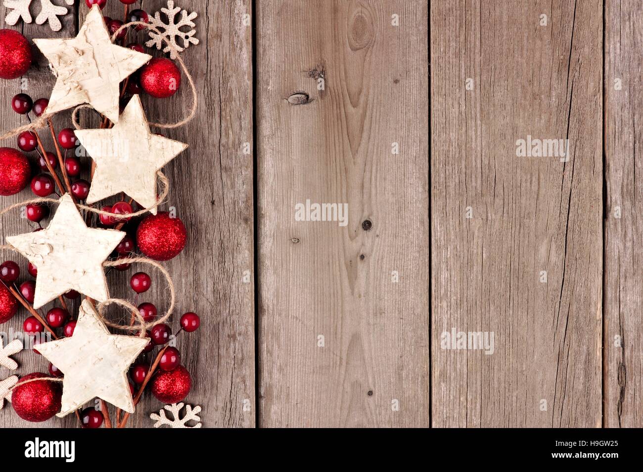 Rustikale Weihnachten Seitenrand Mit Holz Sterne Ornamenten Und Kugeln Auf Ein Alter Holz Hintergrund Stockfotografie Alamy